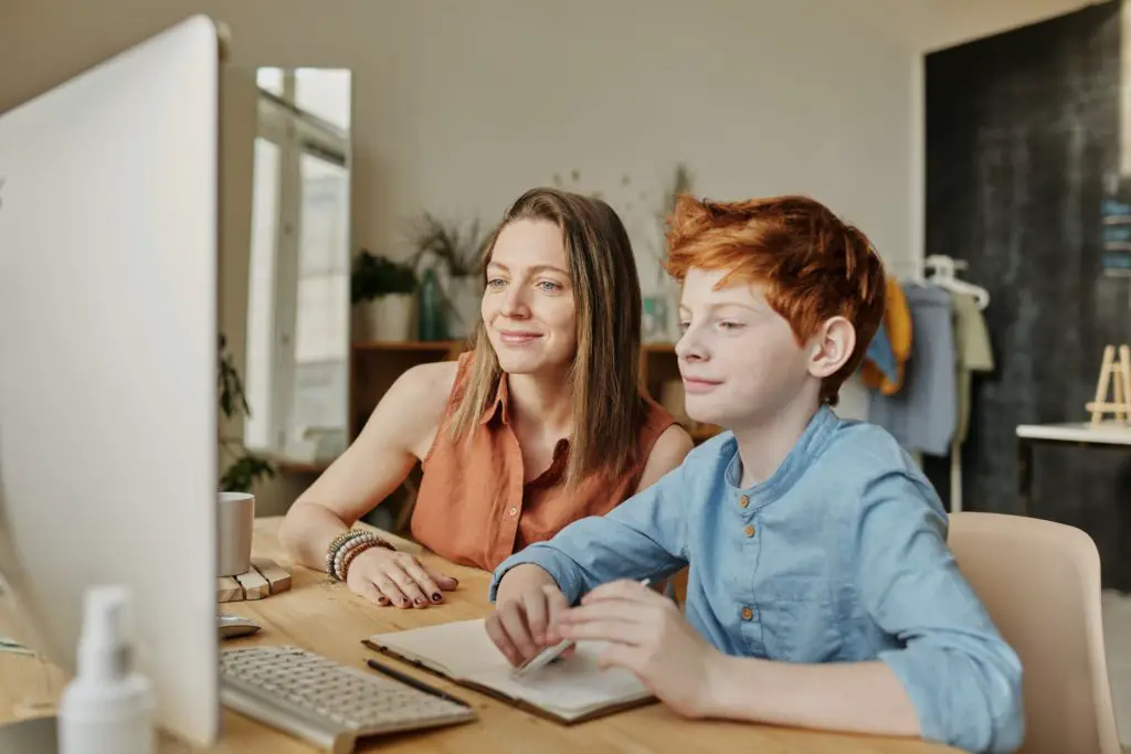 A woman supervision her child’s Reddit bowsing